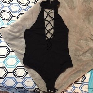 Cross-cross front bodysuit 🖤